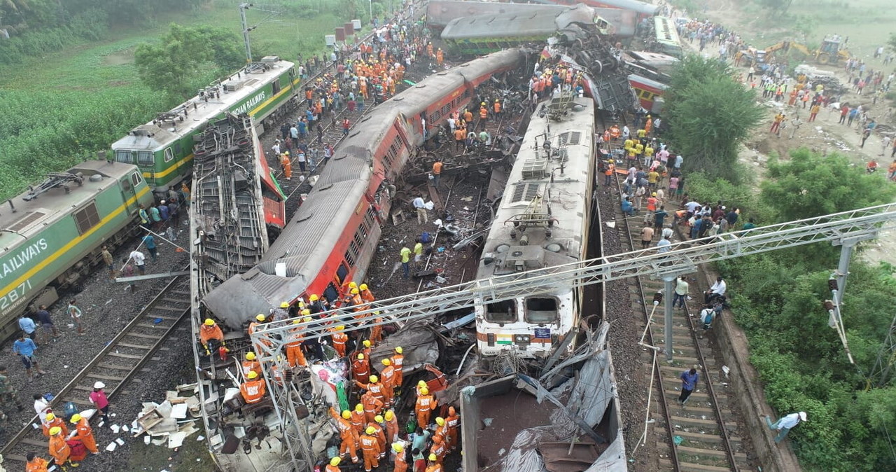 Katastrofa kolejowa w Indiach: Blisko 300 osób zginęło, ponad 900 rannych